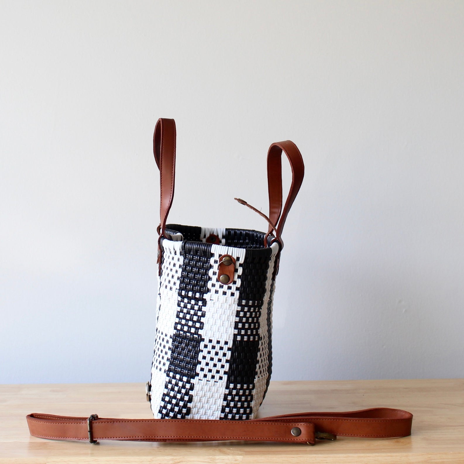 Side of our Mexican Purse with leather strap for the shoulder.