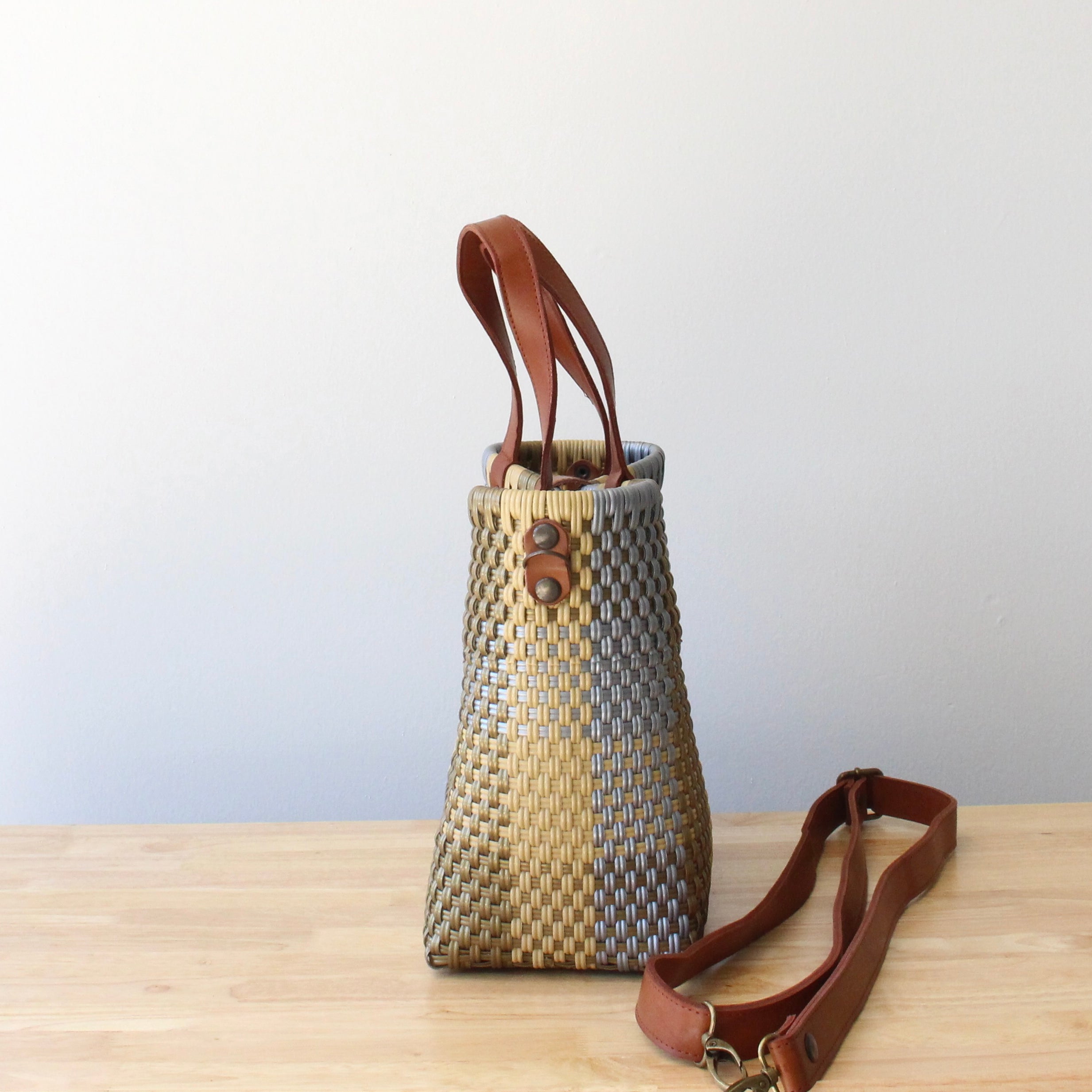 Color options for the purse in silver gold, and soft beige, each showcasing its vibrant, eco-friendly material.