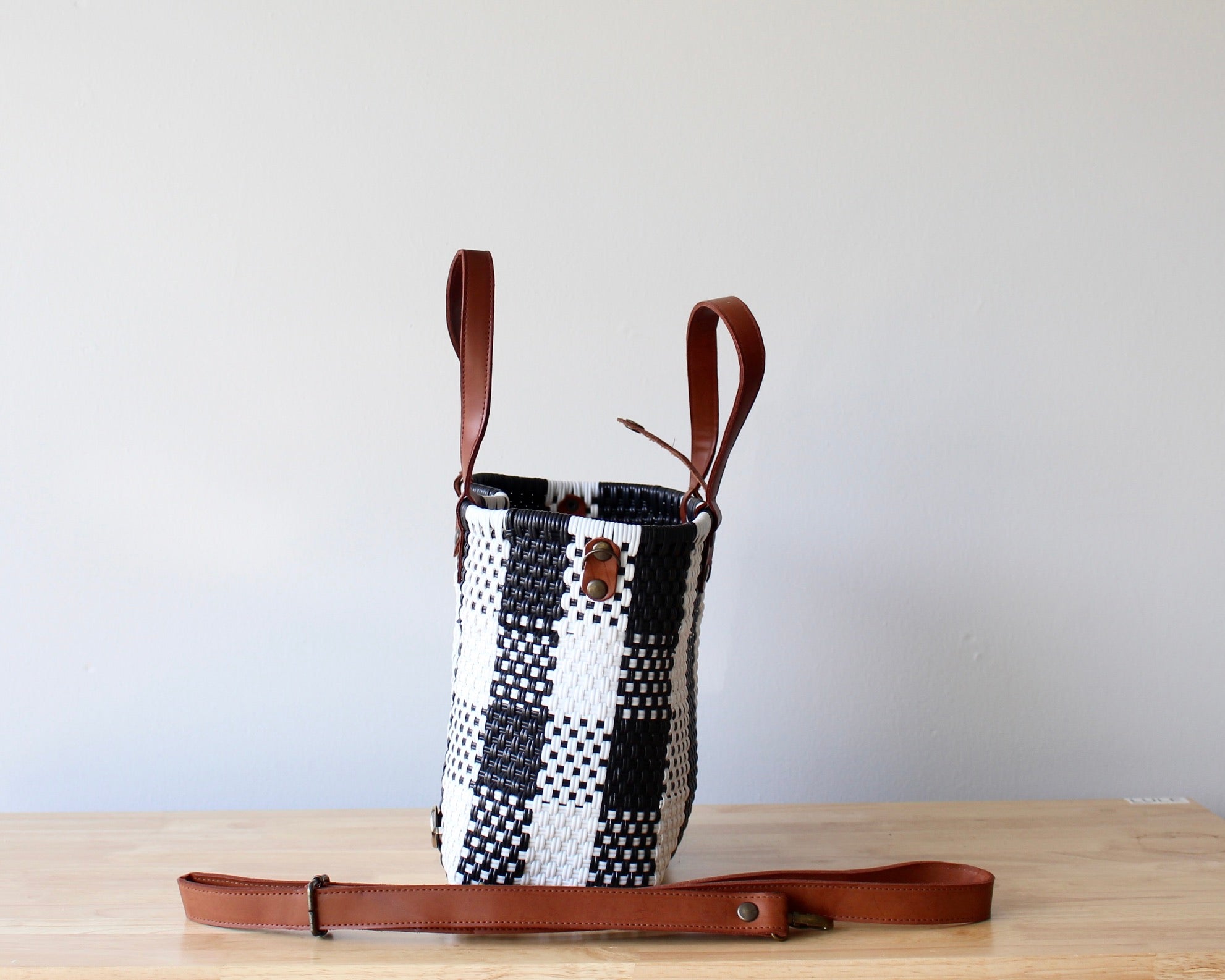 Side of our Mexican Purse with leather strap for the shoulder.