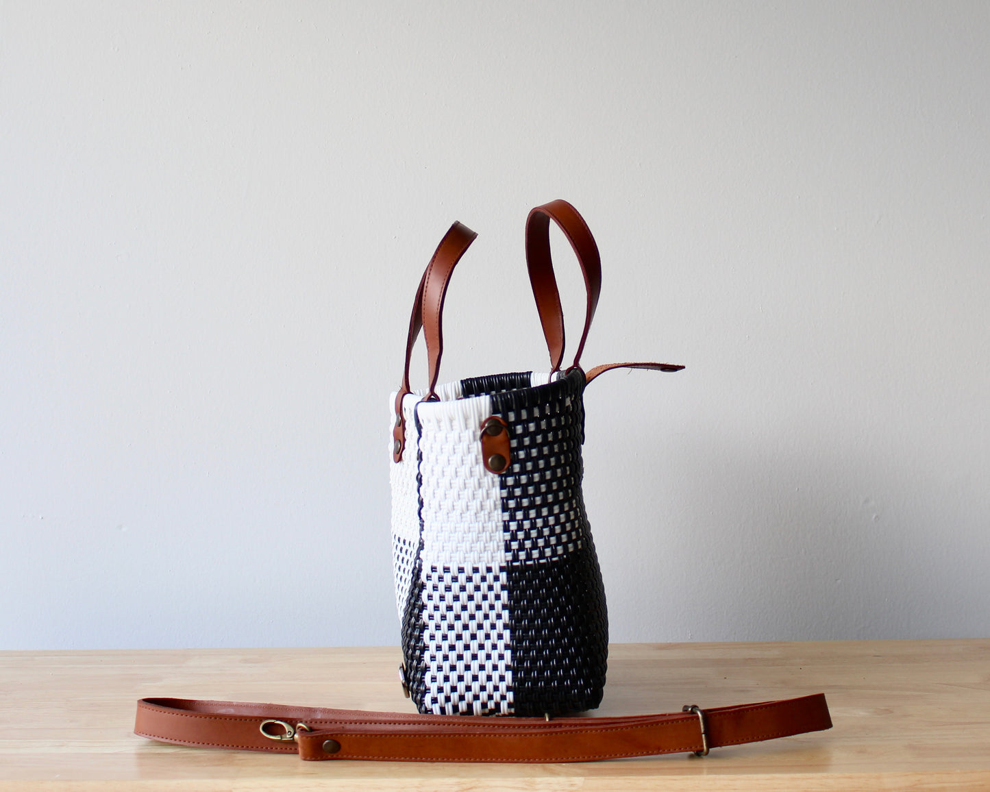Vida Woven Purse – Black & White Plaid