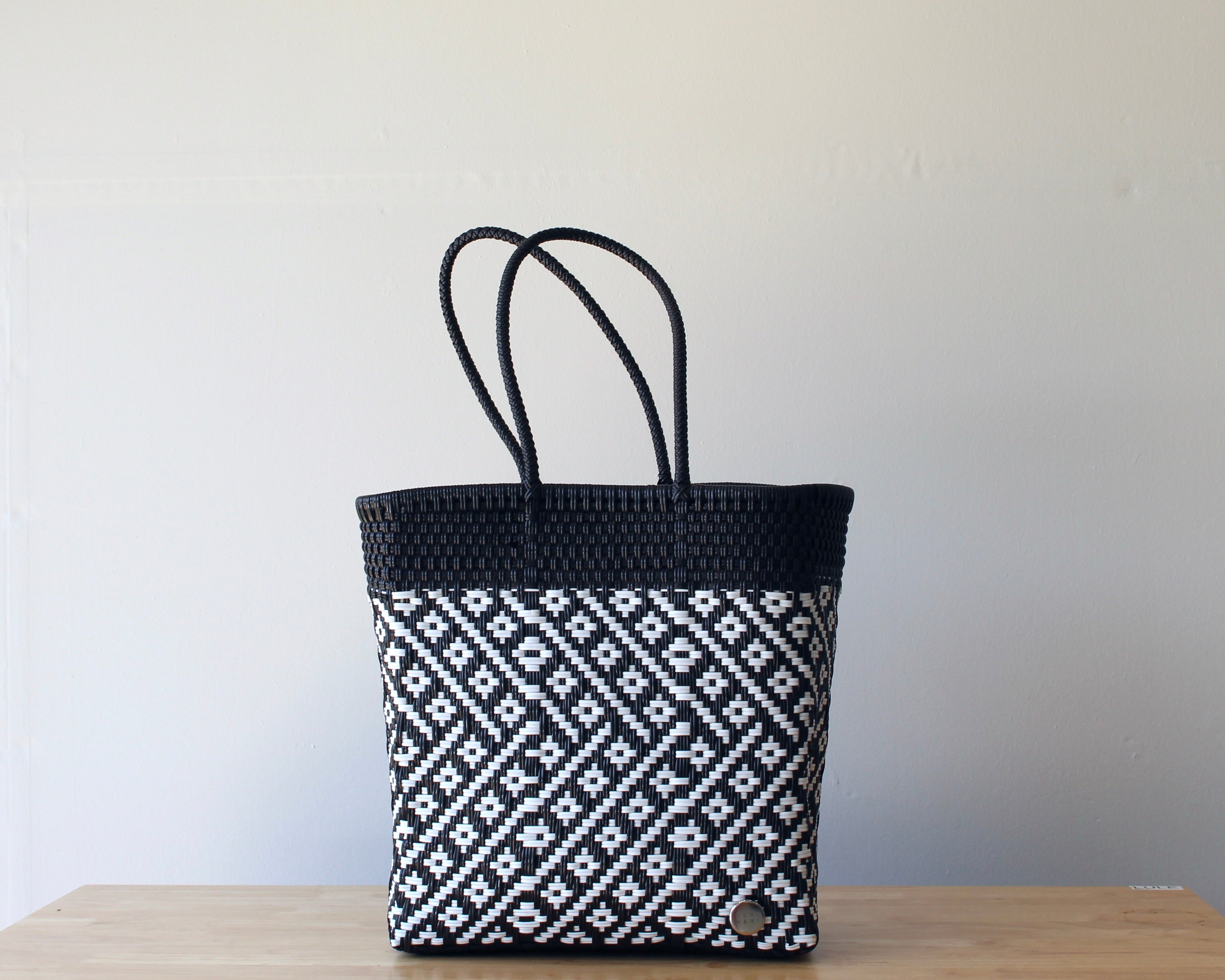 Two-tone black and white handwoven Mexican tote bag — artisan woven by MexiMexi