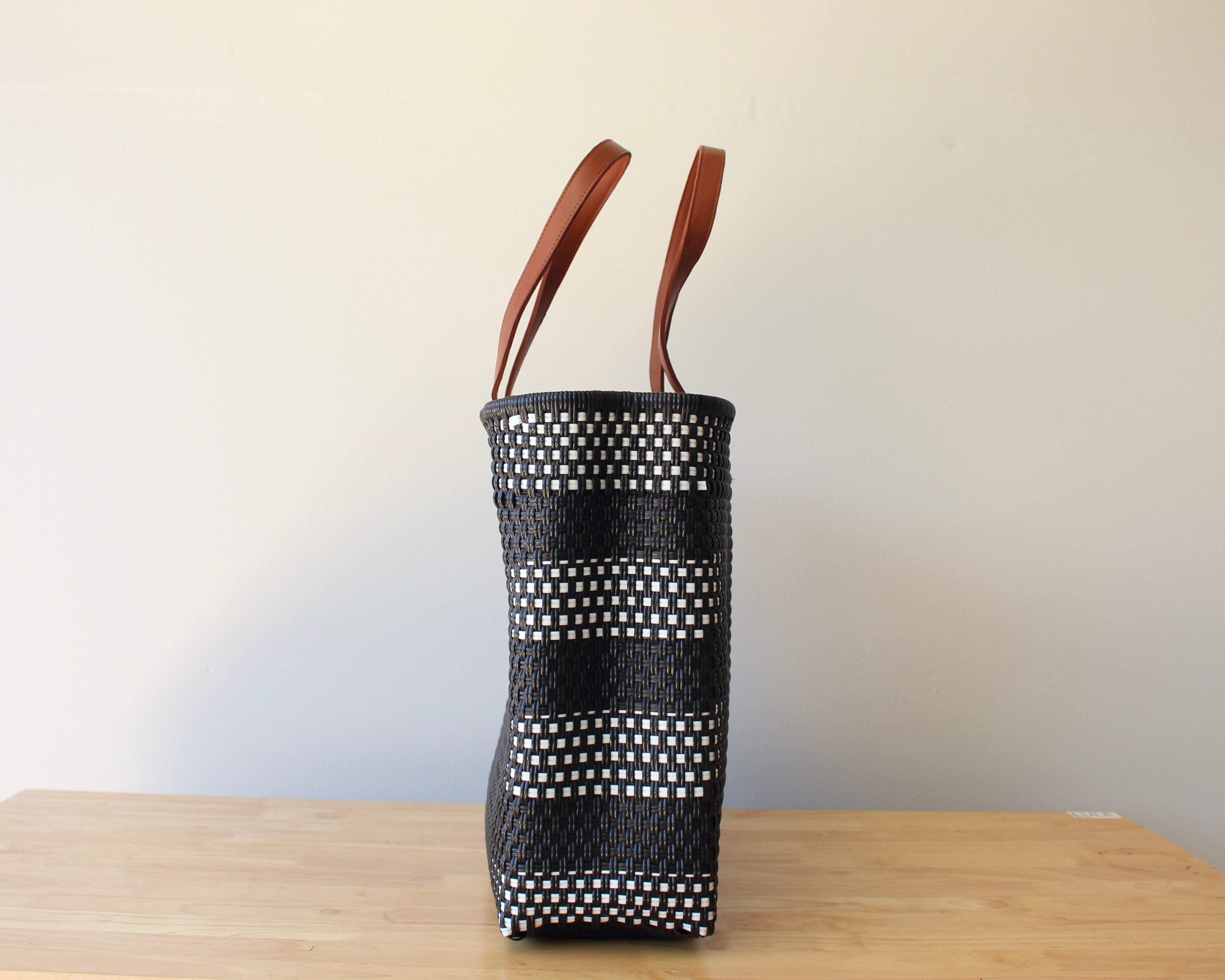Black and white handwoven Mexican tote bag — side view showing woven texture — Alma Rosa, Onyx — MexiMexi