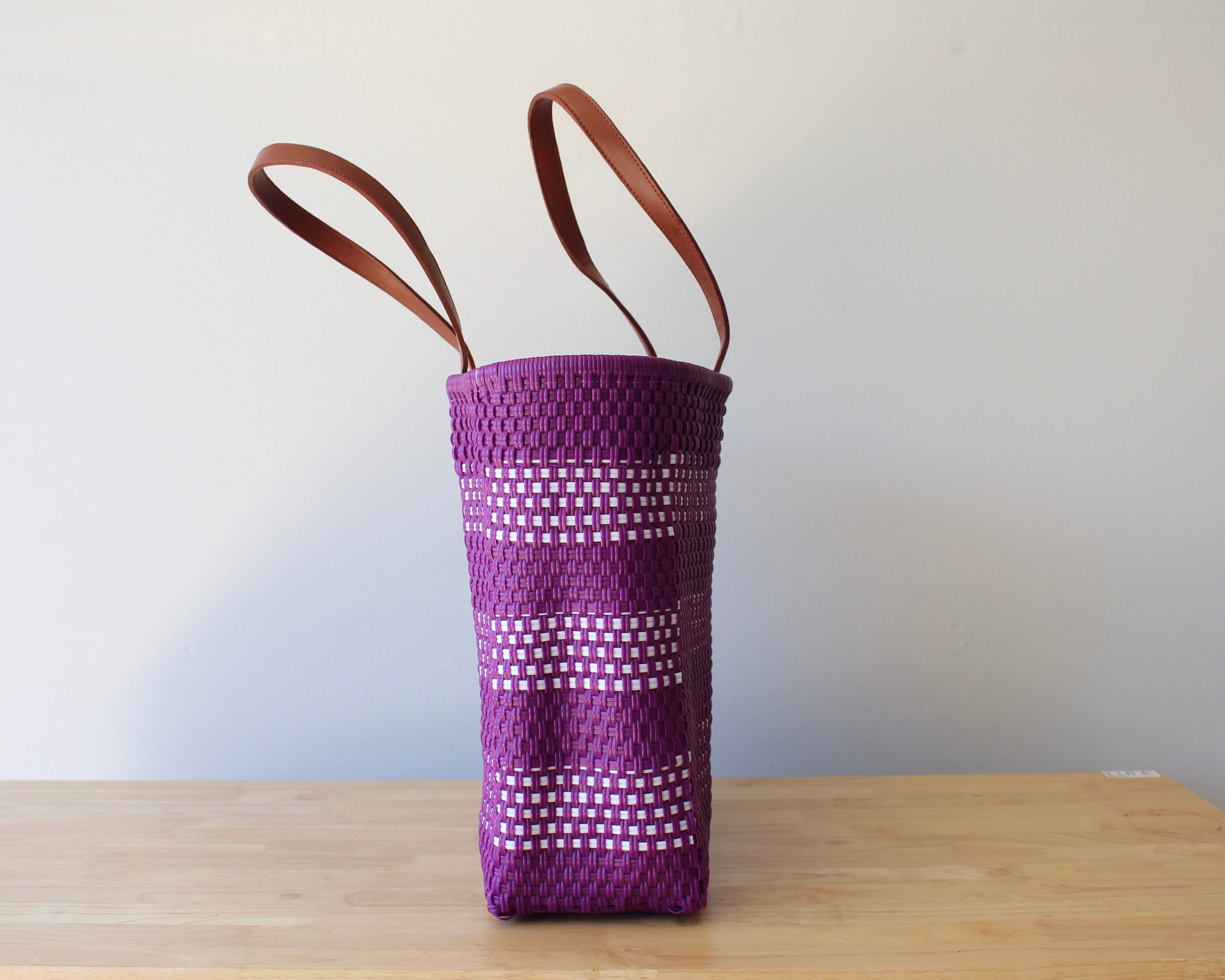 urple and white handwoven Mexican tote bag — side view showing woven texture — Alma Rosa, Violet — MexiMexi