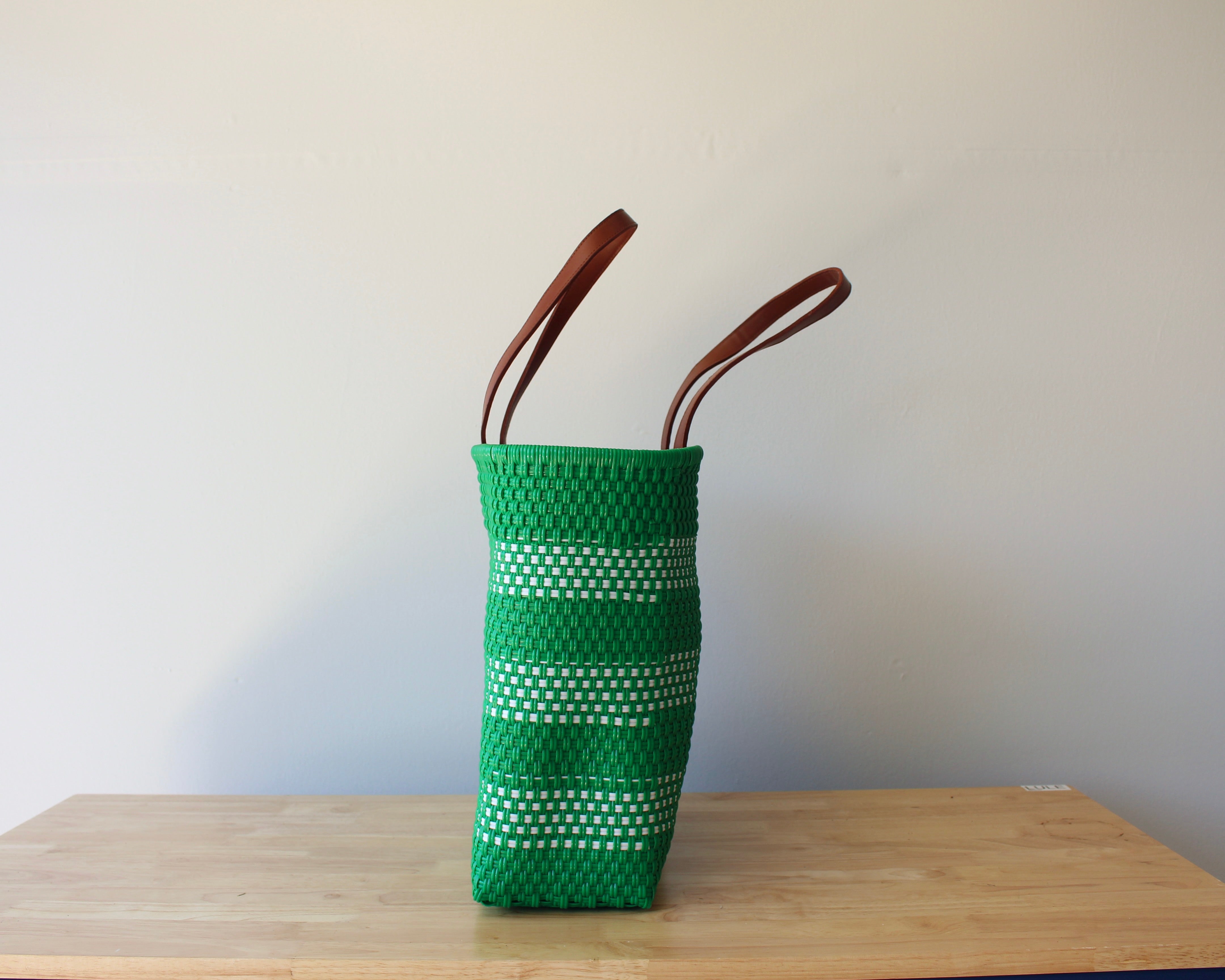 Kelly green and white handwoven Mexican tote bag — side view showing woven texture — Alma Rosa, Jade — MexiMexi