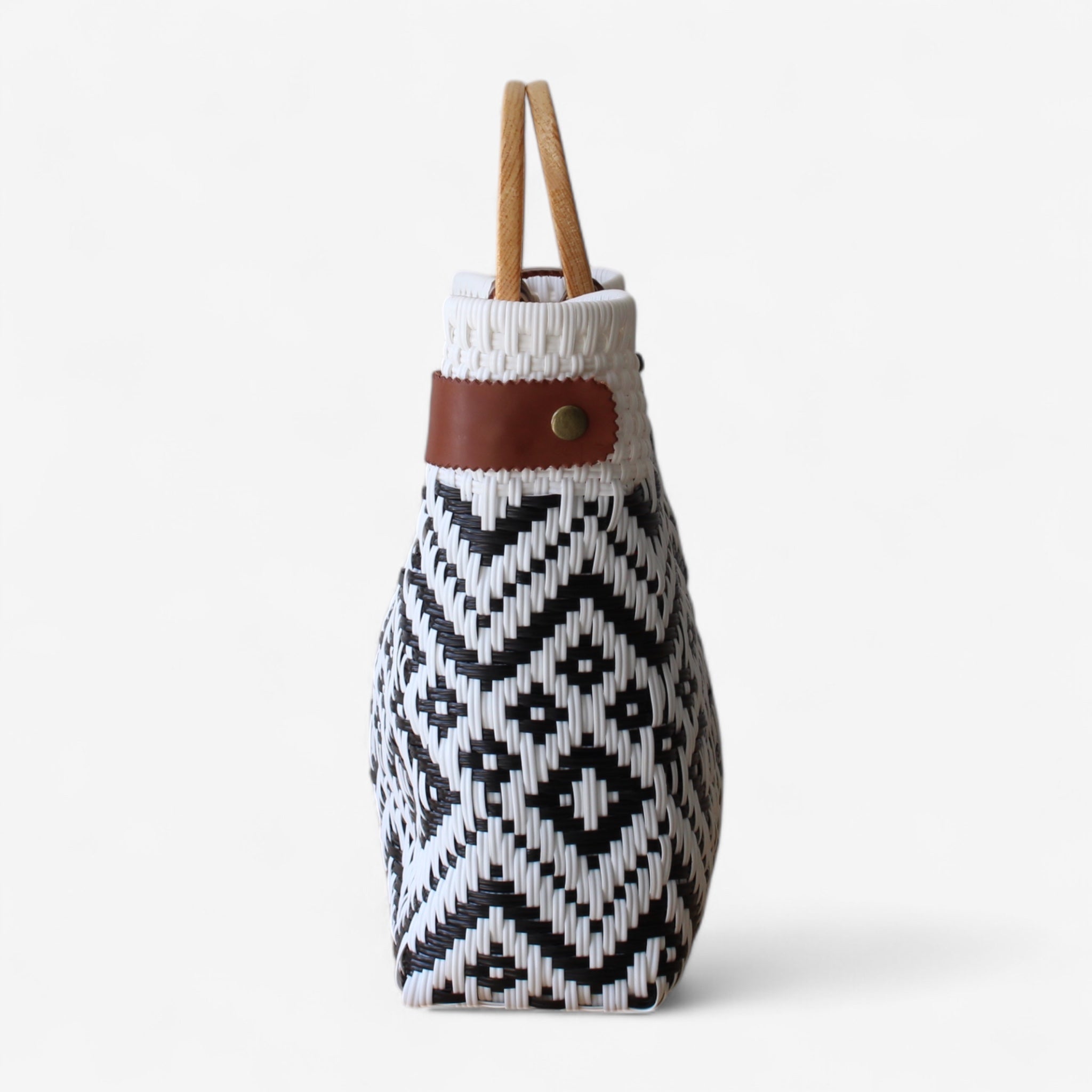 Stylish everyday tote bag in black and white with wooden handle.